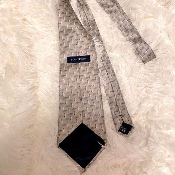 𝅺🌷 Nautica🌷 100% Silk Tie - Picture 5 of 6